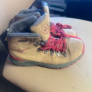 Danner Women’s Mountain 600 Hiking Boots Size 8